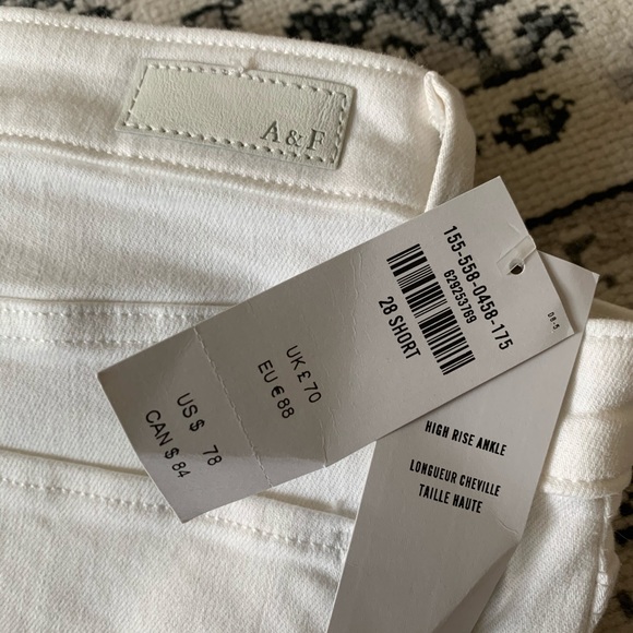 NWT A&F HI RISE ANKLE JEANS - Picture 2 of 5